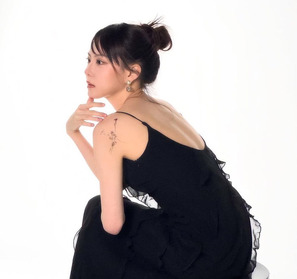 이열음, 블랙 드레스 화보에서 보여준 성숙한 분위기 이열음 블랙 드레스 화보