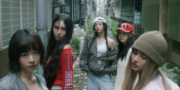 ADOR 공식 웹사이트에 게재된 뉴진스 5인 단체 사진