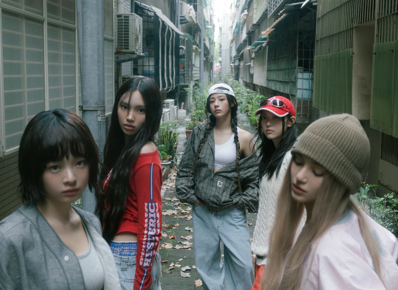 뉴진스 단체 사진 (2025년) ADOR 공식 홈페이지에 게재된 뉴진스 단체 사진