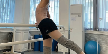 오마이걸 미미가 발레 연습 중 우아한 포즈를 선보이고 있다