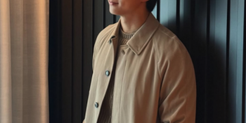 옥택연, 결혼 소식 전한 진심 어린 메시지와 배우로서의 새로운 시작 | 이슈모어 배우 옥택연이 화보 촬영장에서 따뜻한 미소로 포즈를 취하고 있다