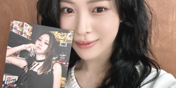 잇지 류진이 자필 사인이 담긴 사진을 들고 미소 짓는 모습