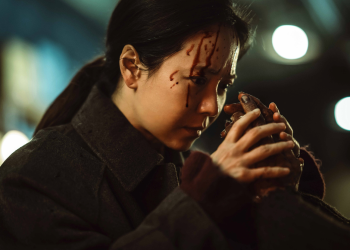 영화 구원자 스틸컷, 피가 흐르는 이마로 두 손을 맞쥔 선희(송지효)의 클로즈업