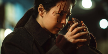 영화 구원자 스틸컷, 피가 흐르는 이마로 두 손을 맞쥔 선희(송지효)의 클로즈업