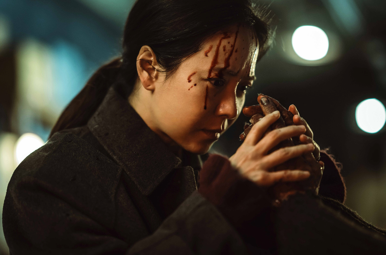 구원자 스틸 – 선희의 결연한 눈빛 영화 구원자 스틸컷, 피가 흐르는 이마로 두 손을 맞쥔 선희의 클로즈업