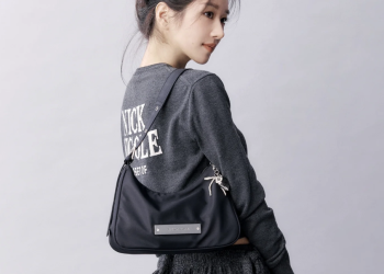 nicknicole 화보에서 차분한 포즈를 취한 서예지의 옆모습