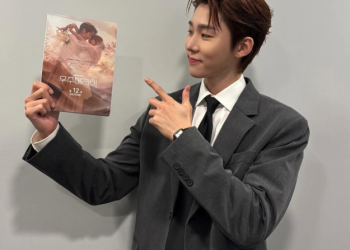 ‘우주메리미’ 대본을 들고 밝게 미소 짓는 서범준의 촬영 현장 인증샷