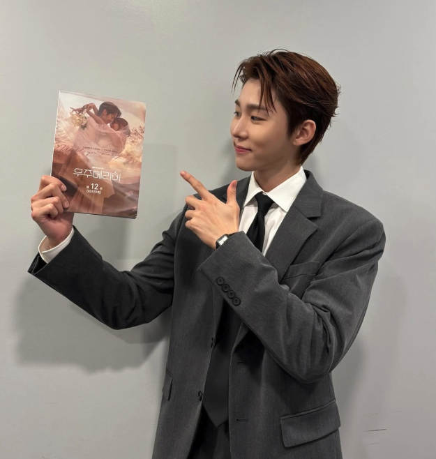 우주메리미 대본을 들고 밝게 미소 짓는 서범준의 촬영 현장 인증샷