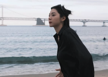 해변에서 편안한 모습으로 걸음을 내딛는 설인아의 일상 사진