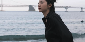 해변에서 편안한 모습으로 걸음을 내딛는 설인아의 일상 사진