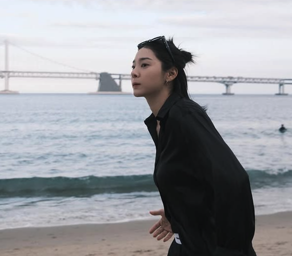 해변에서 자연스레 걸음을 내딛는 설인아의 일상 사진