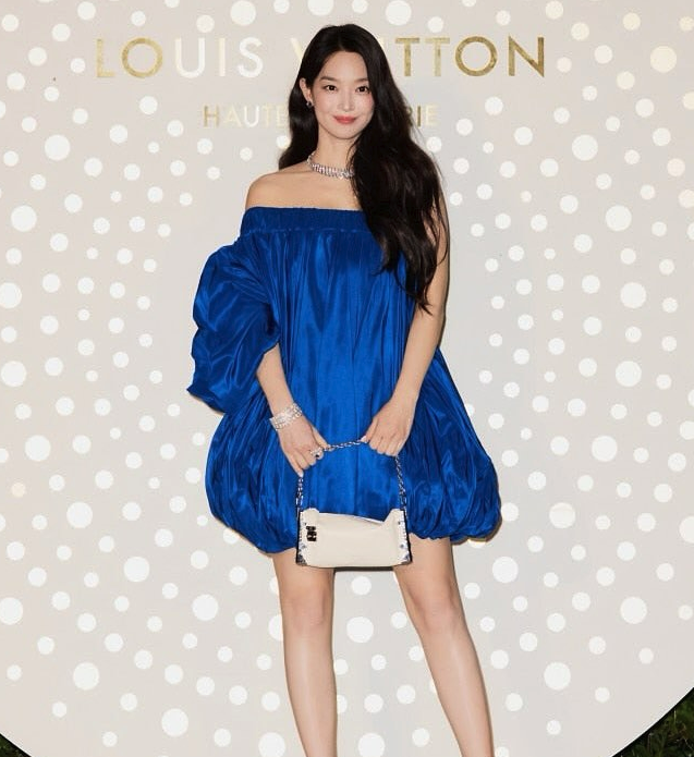 신민아가 LV High Jewelry 행사 포토월 앞에서 우아하게 포즈를 취하는 모습
