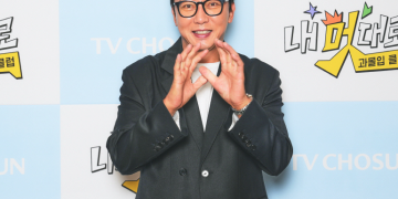 TV조선 ‘내 멋대로 - 과몰입클럽’ 포토월에서 포즈를 취한 예능인 탁재훈