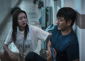 영화 대홍수에서 김다미와 박해수가 물 속 구조 장면을 촬영하는 모습