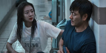 영화 대홍수에서 김다미와 박해수가 물 속 구조 장면을 촬영하는 모습