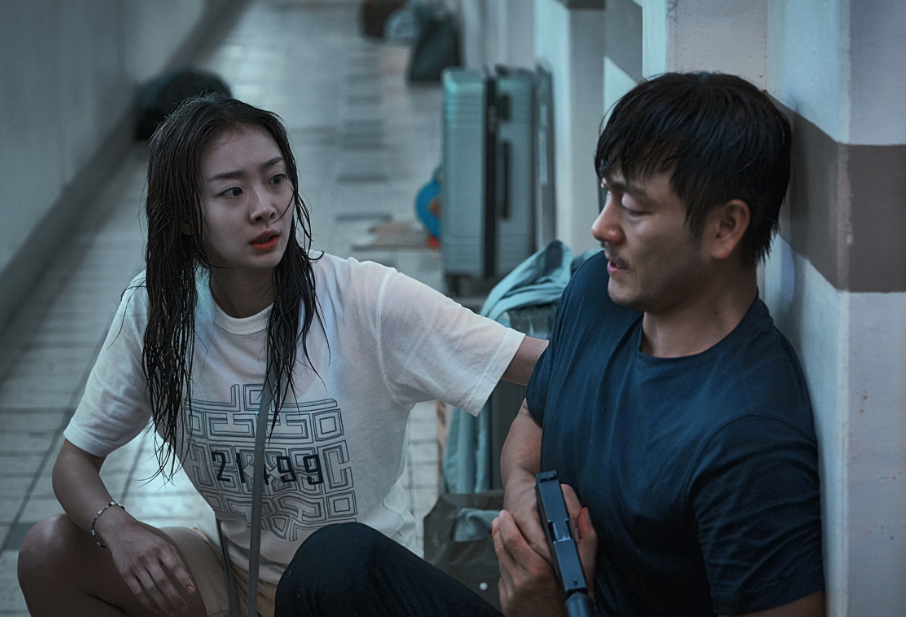 영화 대홍수에서 김다미와 박해수가 물 속 구조 장면을 촬영하는 모습