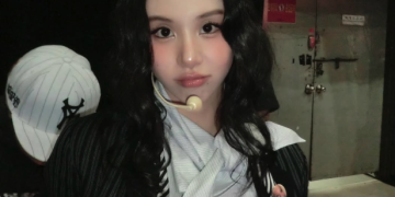 음악방송 백스테이지에서 무대 준비 중인 트와이스 채영