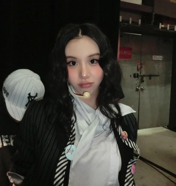 음악방송 백스테이지에서 모니터를 보며 무대 준비에 집중하는 트와이스 채영
