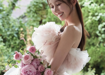 윤수빈 아나운서가 웨딩드레스를 입고 꽃다발을 들고 미소 짓는 모습