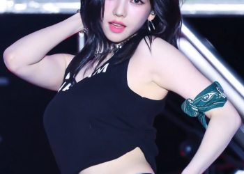강렬한 무대 퍼포먼스를 선보이는 에스파 카리나의 모습