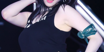 강렬한 무대 퍼포먼스를 선보이는 에스파 카리나의 모습