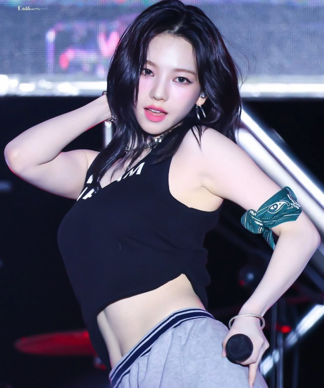 강렬한 무대를 선보이는 에스파 카리나