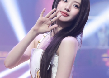 가요대전 무대에서 미모와 분위기를 동시에 드러낸 베이비몬스터 로라