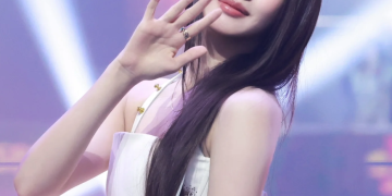 가요대전 무대에서 미모와 분위기를 동시에 드러낸 베이비몬스터 로라