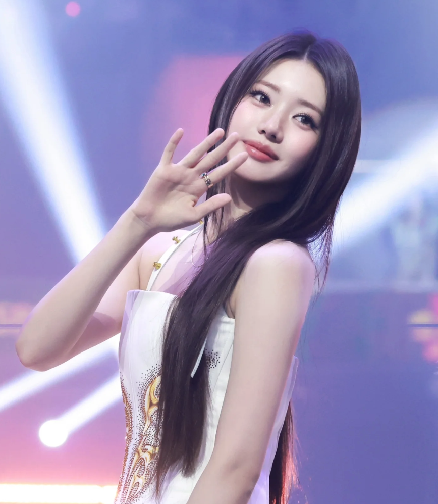 가요대전 무대에서 미모를 뽐낸 베이비몬스터의 로라