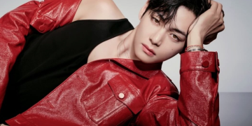 BTS 뷔가 티르티르 화보 촬영에서 강렬한 레드 의상을 소화한 모습