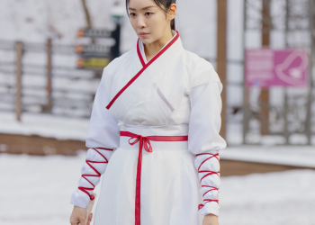 눈 내린 야외 배경에서 흰색 바탕에 붉은색 선이 들어간 사극 의상을 입고 머리를 하나로 높게 묶은 채 목검을 들고 진지하게 훈련 중인 배우 차주영의 모습