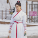 눈 내린 야외 배경에서 흰색 바탕에 붉은색 선이 들어간 사극 의상을 입고 머리를 하나로 높게 묶은 채 목검을 들고 진지하게 훈련 중인 배우 차주영의 모습