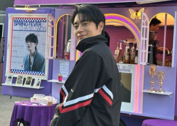 촬영장에서 응원 커피차 앞에 선 배우 차서원