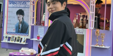 촬영장에서 응원 커피차 앞에 선 배우 차서원