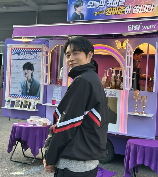 촬영장에서 응원 커피차 앞에 선 배우 차서원