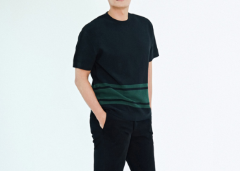 흰색 배경 앞에서 검은색 반소매 티셔츠와 슬랙스를 입고 주머니에 손을 넣은 채 정면을 응시하고 있는 배우 최대훈의 프로필 사진