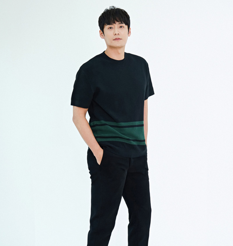 흰색 배경 앞에서 검은색 반소매 티셔츠와 슬랙스를 입고 주머니에 손을 넣은 채 정면을 응시하고 있는 배우 최대훈의 프로필 사진