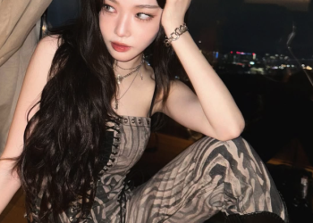 청하가 야경을 배경으로 감각적인 포즈를 취한 모습