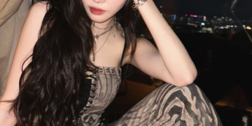 청하가 야경을 배경으로 감각적인 포즈를 취한 모습