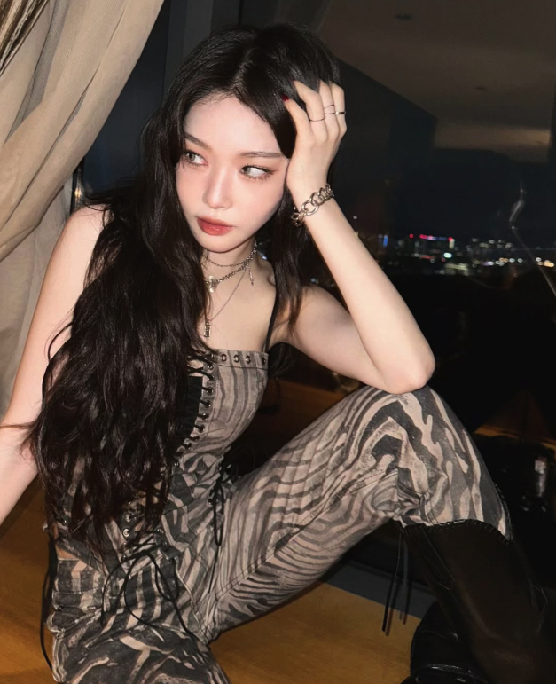 청하가 야경을 배경으로 감각적인 포즈를 취한 모습