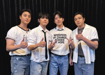 데이식스가 호치민 공연 후 대기 backstage에서 엄지를 들어 보이며 포즈를 취한 단체 사진