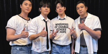 데이식스가 호치민 공연 후 대기 backstage에서 엄지를 들어 보이며 포즈를 취한 단체 사진