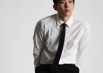 화보 촬영 중 카메라를 응시하는 덱스의 모습