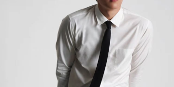 화보 촬영 중 카메라를 응시하는 덱스의 모습