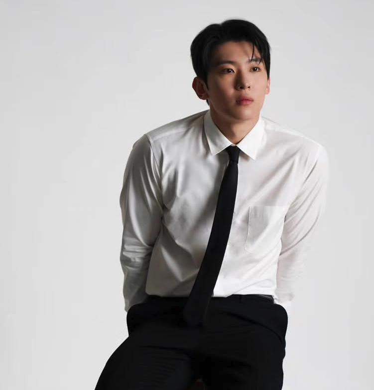 화보 촬영 중 카메라를 응시하는 덱스의 모습