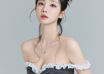 DJ수라가 SNS에 게재한 프로필 사진으로, 머리를 깔끔하게 묶어 올린 채 오프숄더 의상을 입고 카메라를 응시하며 고혹적인 매력을 발산하고 있는 모습이다.