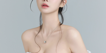 DJ수라가 SNS에 게재한 프로필 사진으로, 머리를 깔끔하게 묶어 올린 채 오프숄더 의상을 입고 카메라를 응시하며 고혹적인 매력을 발산하고 있는 모습이다.