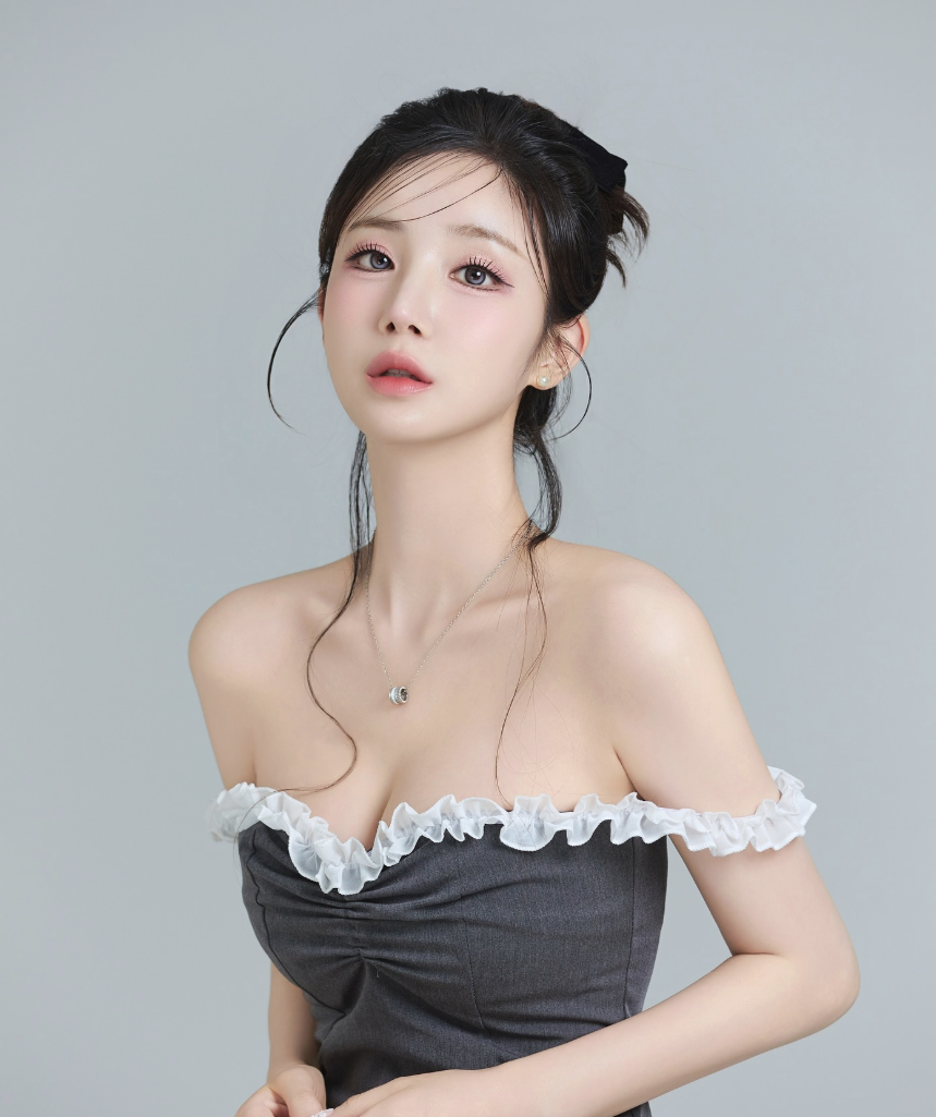 DJ수라가 SNS에 게재한 프로필 사진으로, 머리를 깔끔하게 묶어 올린 채 오프숄더 의상을 입고 카메라를 응시하며 고혹적인 매력을 발산하고 있는 모습이다.