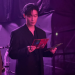 허남준, 2025 MMA 사로잡은 독보적 아우라... 차세대 주연 배우의 눈부신 비상 | 이슈모어 2025 멜론 뮤직 어워드(MMA) 백스테이지에서 보라색 조명을 배경으로 검은색 슈트를 입고 시상 카드를 진지하게 확인하고 있는 배우 허남준의 모습