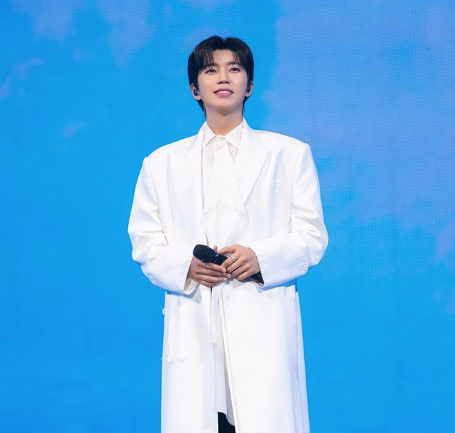 2025 전국투어 무대에서 올화이트 의상을 입고 노래하는 임영웅